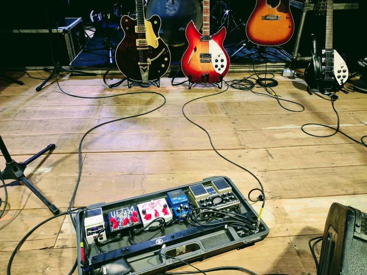 ThomasArques's tweet photo. Hoje em Adamantina (SP) no palco do Espaço Alto das Palmeiras com a Hey Jude.
.
.
#beatlestribute #deeptrip #fuzz #thomasarques #gretsch https://t.co/holapEOp9w