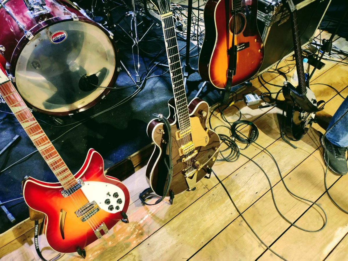 ThomasArques's tweet photo. Hoje em Adamantina (SP) no palco do Espaço Alto das Palmeiras com a Hey Jude.
.
.
#beatlestribute #deeptrip #fuzz #thomasarques #gretsch https://t.co/holapEOp9w