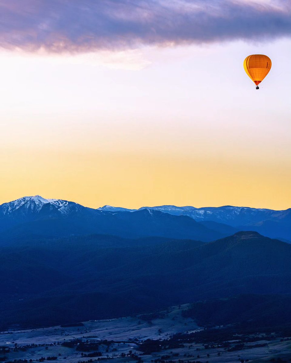 Soaring above the picturesque mountains of Mansfield as the sun embraces the horizon, this breathtaking hot air balloon journey is a dream come true 🎈🏔️ 📸  @jamesofbright #globalballooning  globalballooning.com.au/mansfield/?utm…