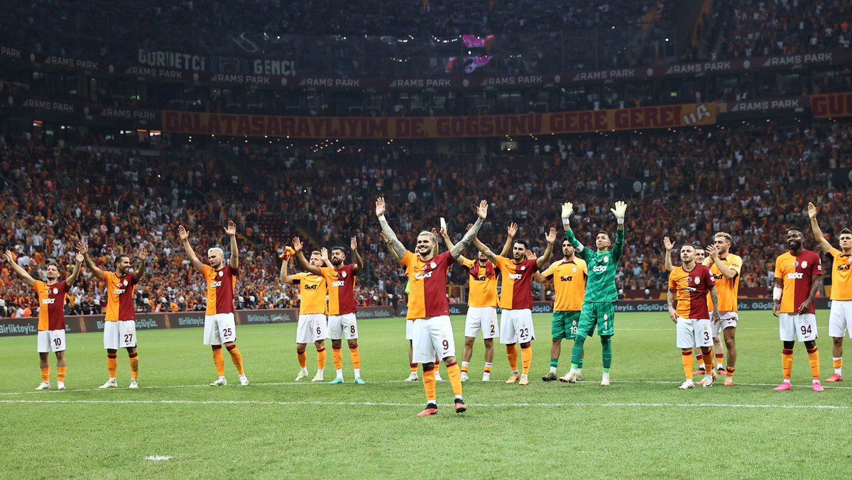 GALATASARAYLIYIM DE, GÖĞSÜNÜ GERE GERE!