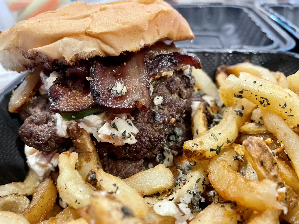 Silver Queen takeaway for Saturday date night.
Dayboat scallops and a jalapeño popper smash burger. So damn delicious. #silverqueencafe #baltimoreeats