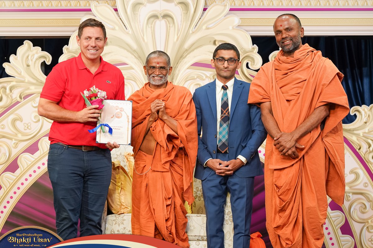 YDSCanada's tweet photo. Deeply honored by the presence of Mayor @patrickbrownont at the HariPrabodham Int'l Ambrish Convention. His blessings from Guruhari PrabodhJivan Swamiji and insightful remarks added profound meaning to the event. Thank you for being part of this celebration. 🙏🌟 #HPBU2023 https://t.co/zjXKcl8Oqq