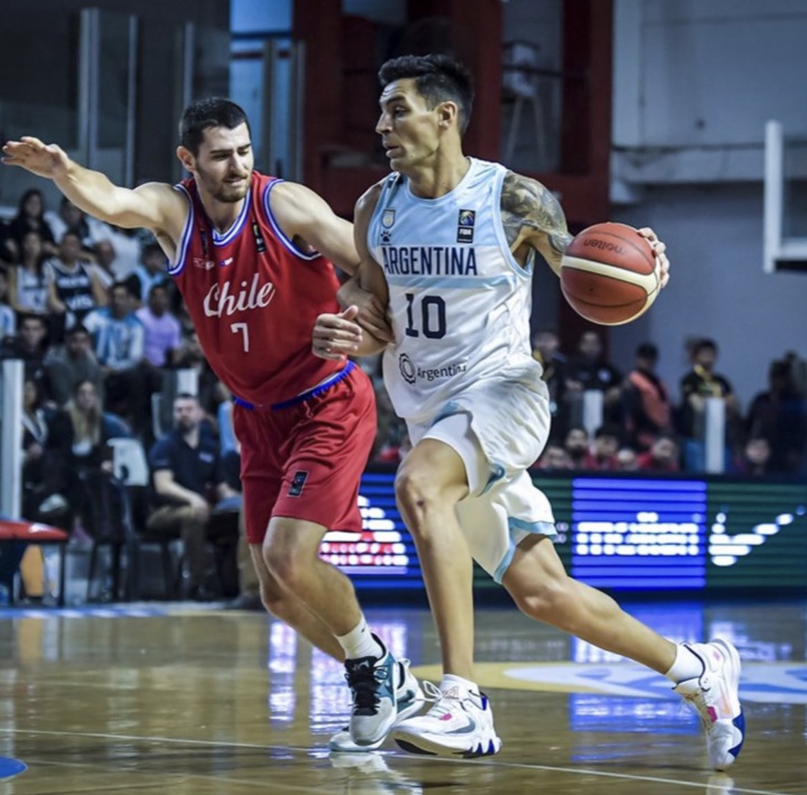 TeamChile_COCH's tweet photo. ¡SOLO APLAUSOS PARA USTEDES! 👏🏻👏🏻👏🏻

El Team Chile 🇨🇱 de Básquetbol 🏀 se plantó de igual a igual ante Argentina 🇦🇷, equipo con varios subcampeones mundiales y con pasado en la NBA, y cedió por un ajustado 87-79 en las semifinales del preclasificatorio preolímpico americano.

En Santiago del Estero 🇦🇷, los dirigidos por Manuel Córdoba lograron su mejor presentación continental en el último tiempo 🫶🏻🫶🏻🫶🏻.

📸 @fiba 

#VamosTeamChile 🇨🇱