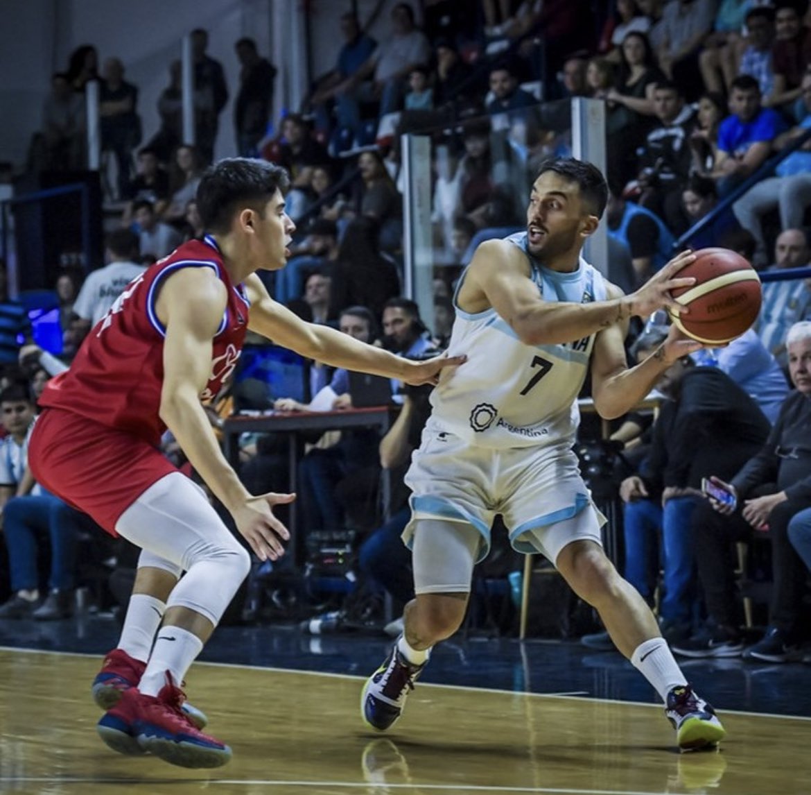 TeamChile_COCH's tweet photo. ¡SOLO APLAUSOS PARA USTEDES! 👏🏻👏🏻👏🏻

El Team Chile 🇨🇱 de Básquetbol 🏀 se plantó de igual a igual ante Argentina 🇦🇷, equipo con varios subcampeones mundiales y con pasado en la NBA, y cedió por un ajustado 87-79 en las semifinales del preclasificatorio preolímpico americano.

En Santiago del Estero 🇦🇷, los dirigidos por Manuel Córdoba lograron su mejor presentación continental en el último tiempo 🫶🏻🫶🏻🫶🏻.

📸 @fiba 

#VamosTeamChile 🇨🇱