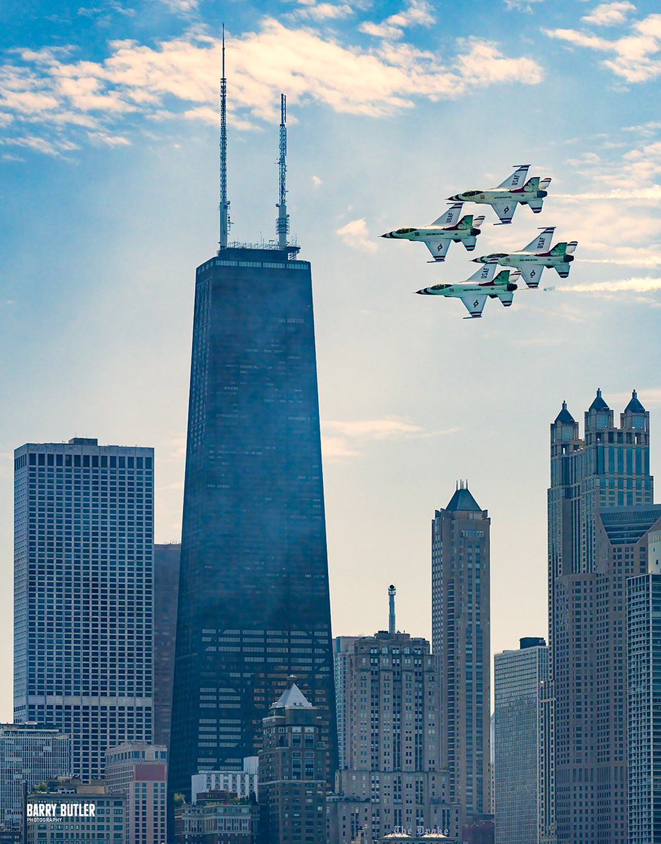 Hanging at the Hancock.  The US Air Force Thunderbirds performance on Saturday at the Chicago Air &amp; Water Show.  #chicago #news