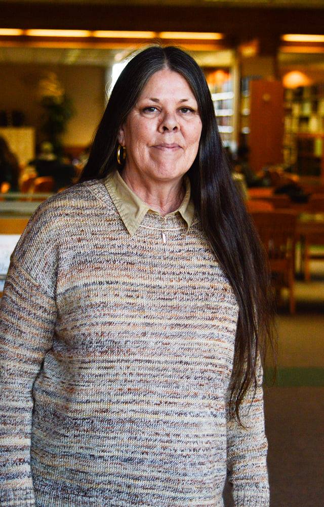Bio_comunidad's tweet photo. _
🚨 SE CURÓ DE VIH

Ella es Loreen Willenberg, tiene 66 años, vive en California y se infectó de VIH en 1992. Según un estudio, publicado en Nature. 

Loreen podría ser la primera persona en curarse de VIH sin tratamiento médico. Ni transplantes de médula ni medicamentos antirretrovirales, absolutamente nada.

Todo indica que su cuerpo combatió el virus durante décadas, hasta eliminarlo. En 15 años de seguimiento, los especialistas nunca han detectado la presencia de ningún genoma intacto del VIH en más de 1.500 c��lulas suyas analizadas, lo que sugiere que su sistema inmunológico habría erradicado el virus de su organismo de forma natural.

Los científicos aseguran que la supresión del virus se debe a una respuesta inmunológica especial mediada por células T, las cuales son las responsables de eliminar los genomas virales intactos de los sitios del ADN humano donde son capaces de reproducirse.

DOI: 10.1038/s41586-020-2651-8.

No olvides seguirnos  ❤️