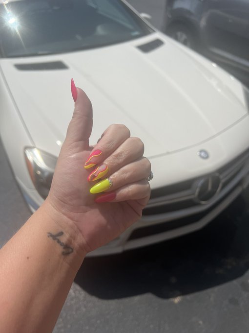 The vacation nails 🌴💕 https://t.co/PnGA7xaTUt