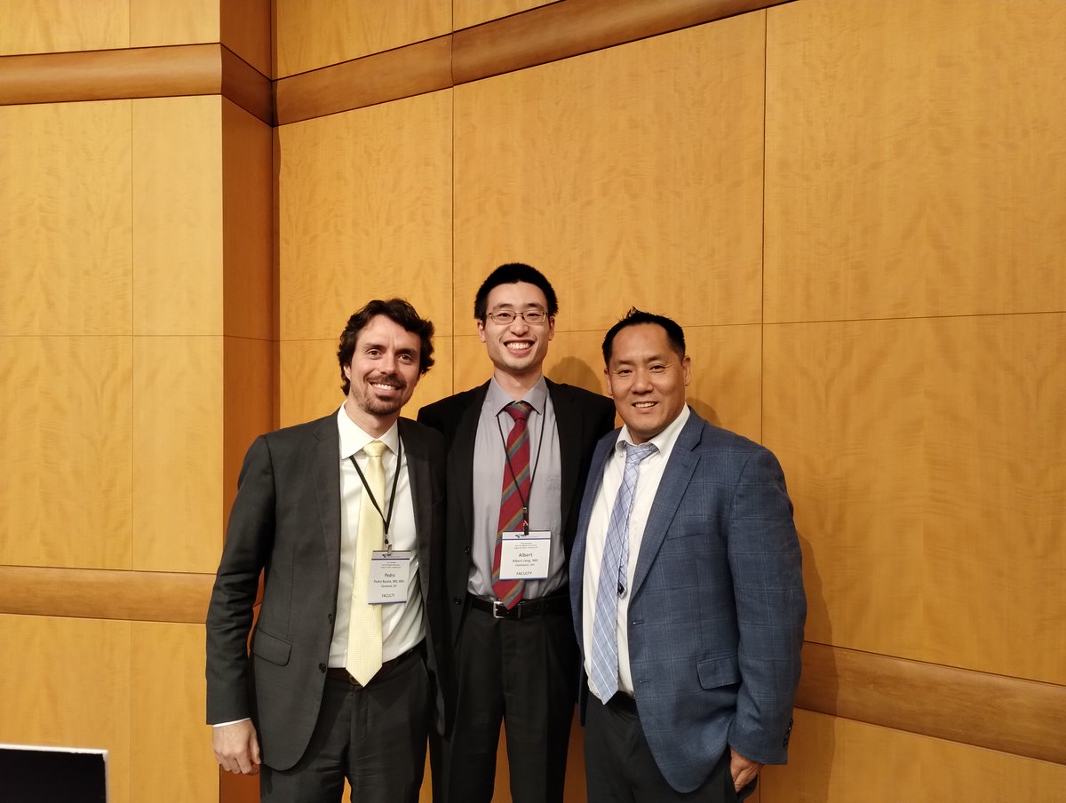 Fantastic trainee moment to get to share the stage with GU oncology legends! Many thanks to my mentors @PBarataMD and @CParkMD for providing the opportunity🤓 @cwruhemeonc @caseccc 👔color not coordinated ahead of time.