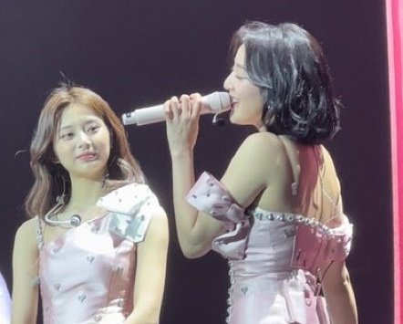 "Unnie is so cool ❤️‍🔥❤️‍🔥"

"Jihyo unnie is the best"

"I came to cheer for Jihyo unnie, she's pretty and really cool 🧡"