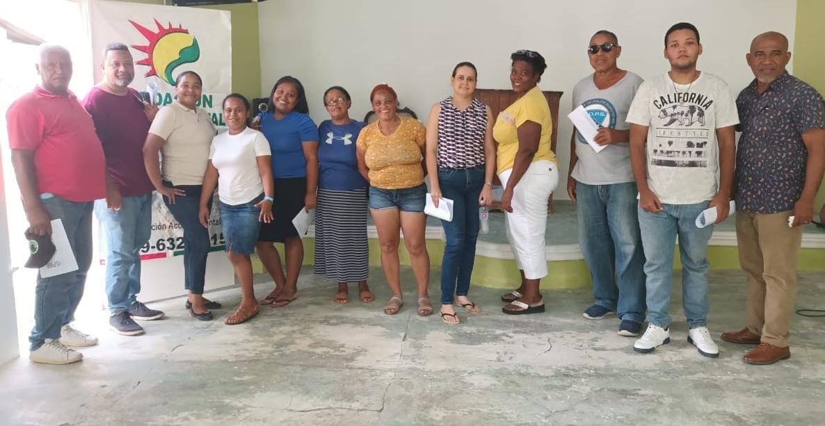637_6437's tweet photo. Orientando algunos de nuevos colaboradores acerca del manejo adecuado de sus finanzas, gracias @CoopAspire  a través del equipo de expositores que con tanta capacidad y entrega orientan a la población. https://t.co/LDAPcEJS5Z