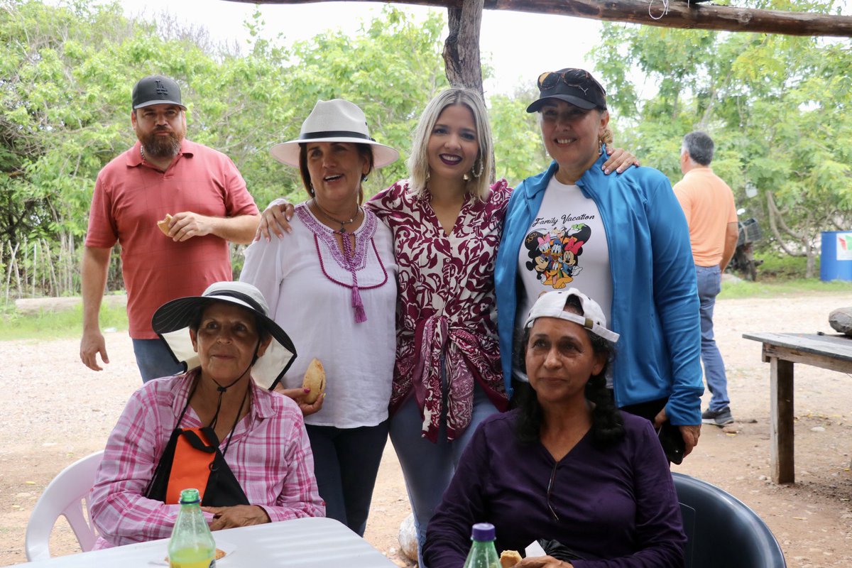 _Estrella_pd's tweet photo. Recibimos en #LasLabradas a un grupo muy entusiasta de #DescubreSinaloa que vienen desde #LosMochis y #Guasave. Me da mucho gusto la aceptación que tiene este programa, porque con él cumplimos un compromiso de nuestro Gobernador el Dr. @rochamoya_ , de promover el turismo rural, con un sentido social e incluyente.
Los invito a descubrir nuestro estado, les dejo la página para que encuentren la ruta que más les guste: https://t.co/zLThogNWpA