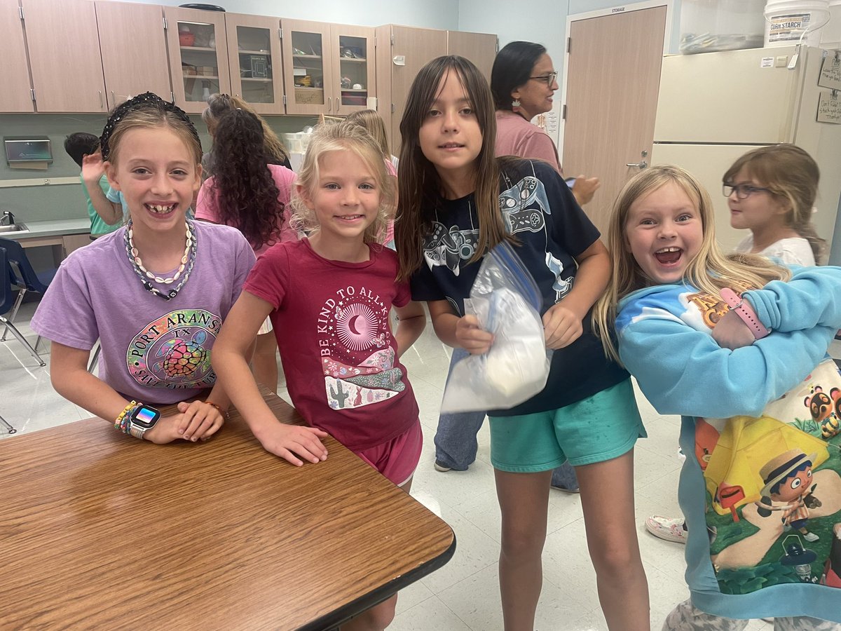 michelle_sterns's tweet photo. I 💙🤍💙🤍 my new Sailor Squad!!! Yesterday we had the best time making ice cream and doing team building activities. I can already tell this is going to be an amazing year! #nauknights https://t.co/beZrr3mzT7
