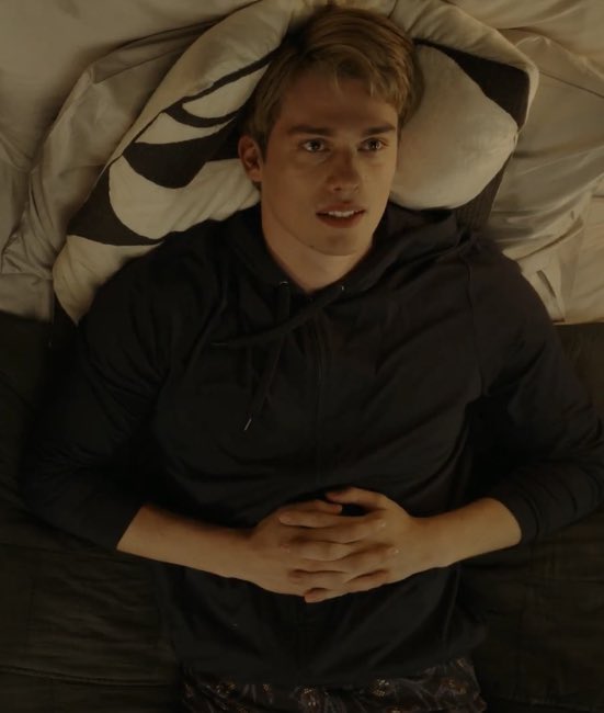 RWRBLAT's tweet photo. “Aquel día que me llamaste a horas intempestivas de la noche, me sentí profundamente enamorado”. — Henry

#RWRBMovie https://t.co/vwUtJniVF5