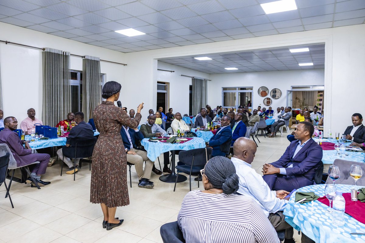 Peshmutesi's tweet photo. Rusizi-Bugarama-Gasarenda-Nyamagabe-Huye-Rango-Rusatira-Nyanza-Ruhango-Muhanga 🙌🏾
Ended an exciting week visiting some @BPRbankrw branches in Western & Southern Provinces. So much to experience engaging with our wonderful customers, shareholders & staff across #Rwanda. #TuriBPR https://t.co/OjaDo1NTB0