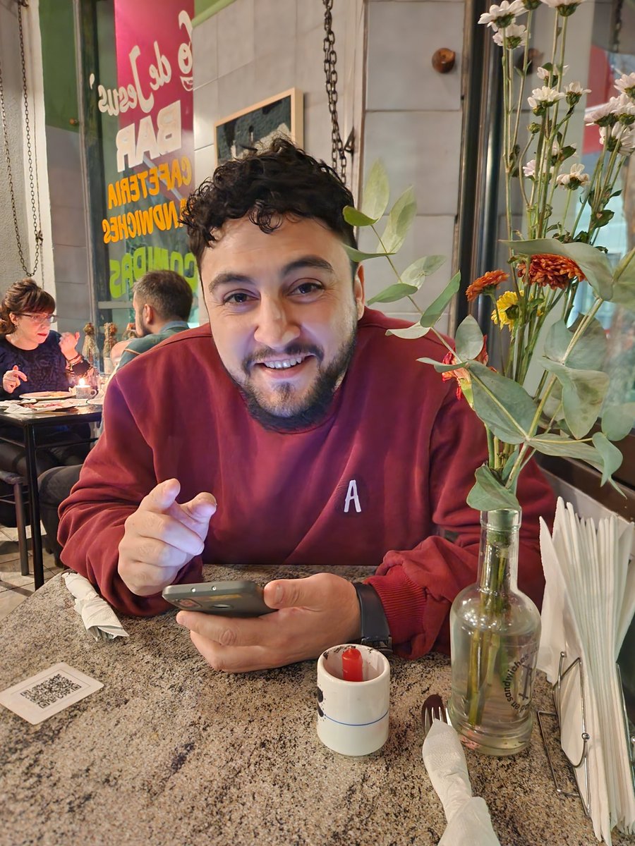 Salir a comer y que este pibe pida la carta entera para probar todo. El verdadero antifitness 
<a href="/AndrexDeLarge/">Toronja Hidraulica</a>