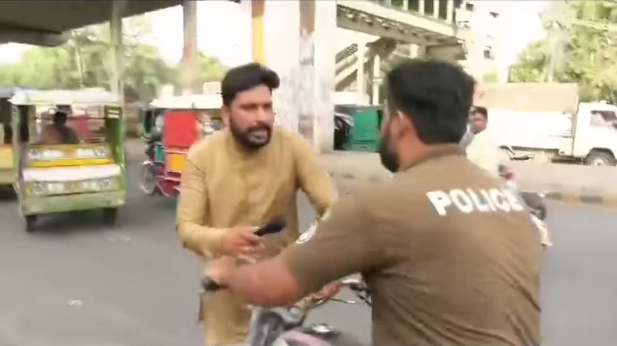 Rahimsindhi0's tweet photo. ہو سکتا ہے کہ پولیس والا پاگل ہو پر کسی صحافی کو یہ حق نہیں ہے کہ وہ اتے جاتے لوگوں سے سوال جواب کرے
#arrested 
#قيدی_نمبر_804 
#IGPunjab https://t.co/wjmwsmzIfu