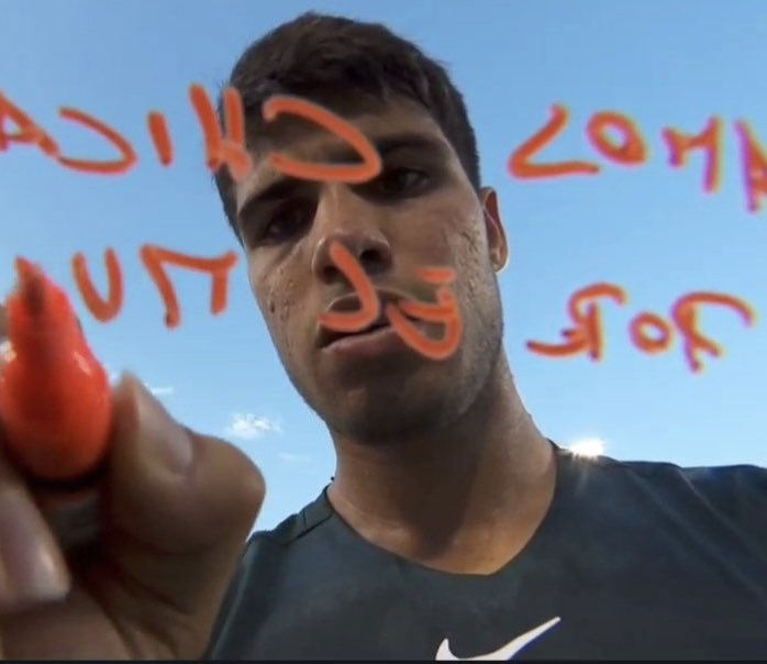 TheTennisLetter's tweet photo. Carlos Alcaraz signs the camera after beating Hubert Hurkacz in Cincinnati. 

He wrote a message in support of the Spanish women’s football team, who are competing in the FIFA World Cup 🥹🇪🇸 https://t.co/apAVJxuLJu