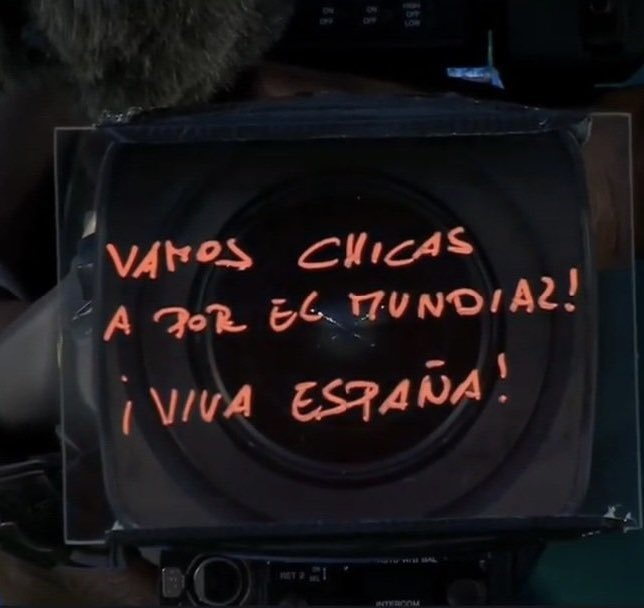 TheTennisLetter's tweet photo. Carlos Alcaraz signs the camera after beating Hubert Hurkacz in Cincinnati. 

He wrote a message in support of the Spanish women’s football team, who are competing in the FIFA World Cup 🥹🇪🇸 https://t.co/apAVJxuLJu