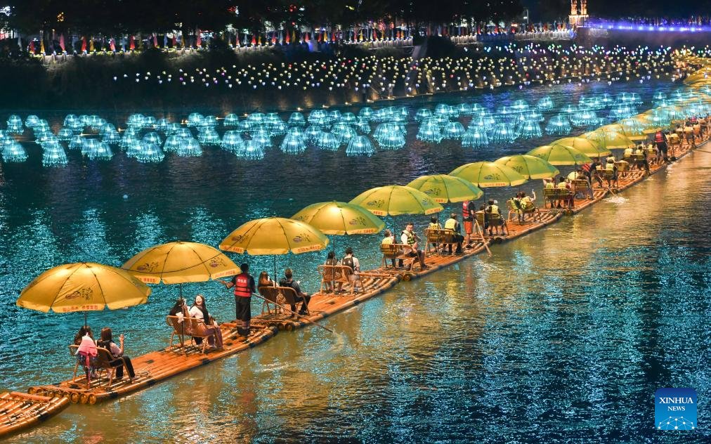 ChinaDaily's tweet photo. Sightseeing trips on the Gongshui River and night fairs along the river have been held to boost the nighttime economy in the scenic area of Xuan'en county, Central China's Hubei province. https://t.co/sYzBxNosBy