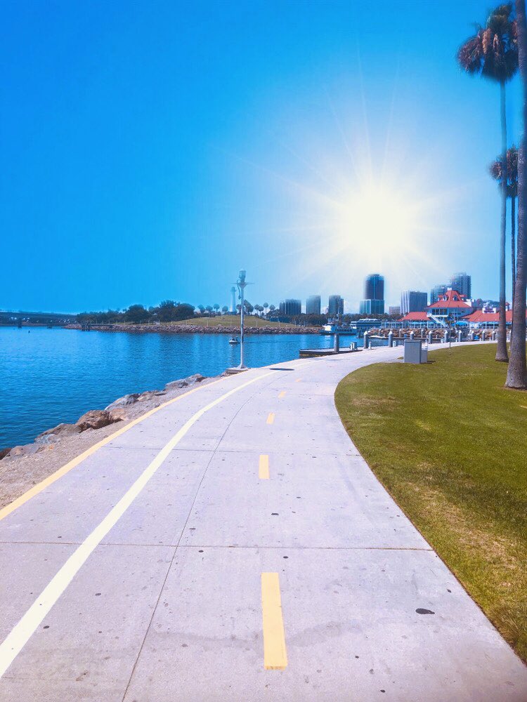 I was walking along the sidewalk near the Pacific Ocean on this warm sunny day☀️🌴💙

#photography #photographyday #ocean #pacific #sidewalk #view #oceanview #landscapephotography #warmsunshine #warmsun #oceanblue #bluesky