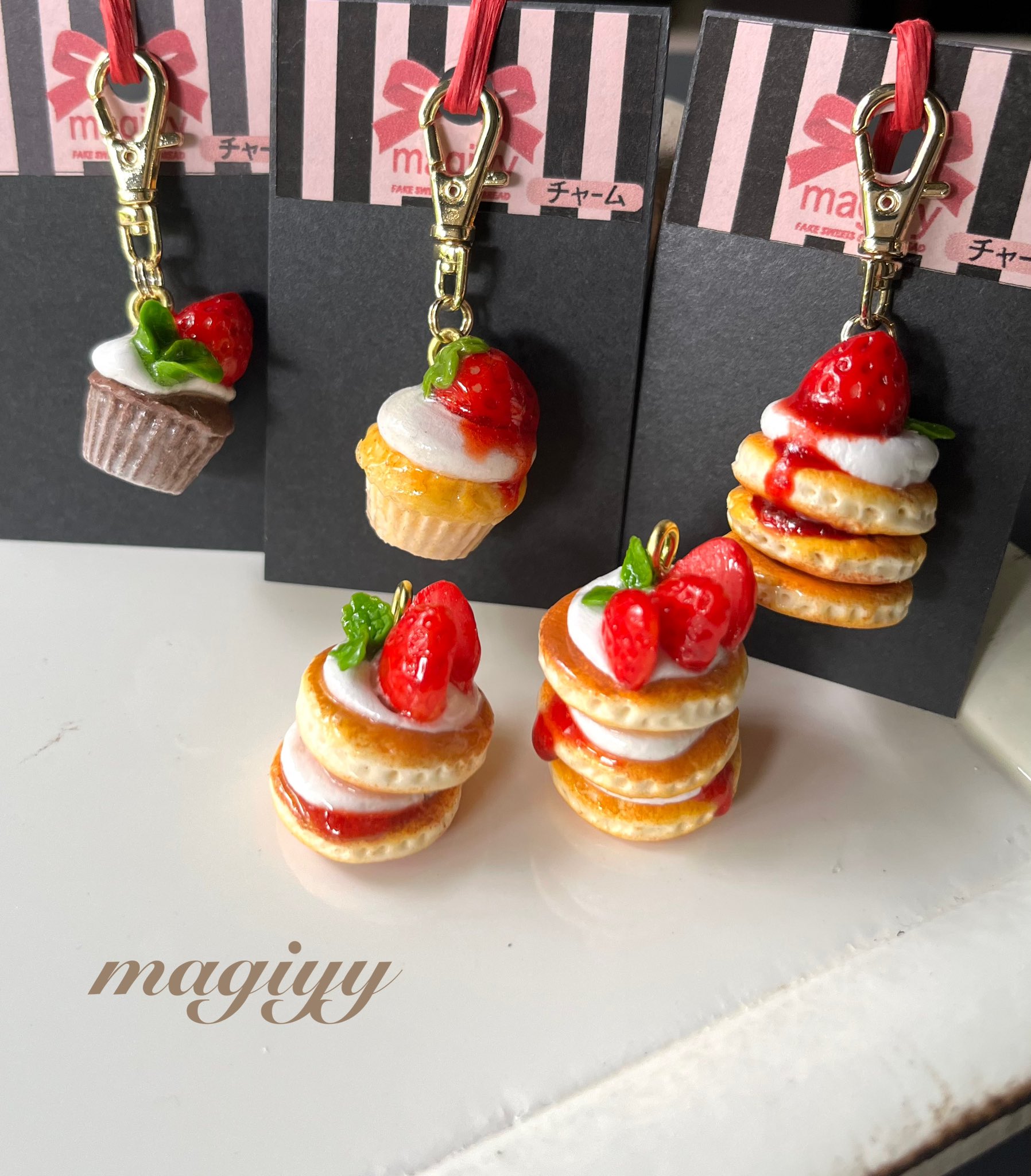 いちごのマカロンフェイクスイーツキーホルダーハンドメイド