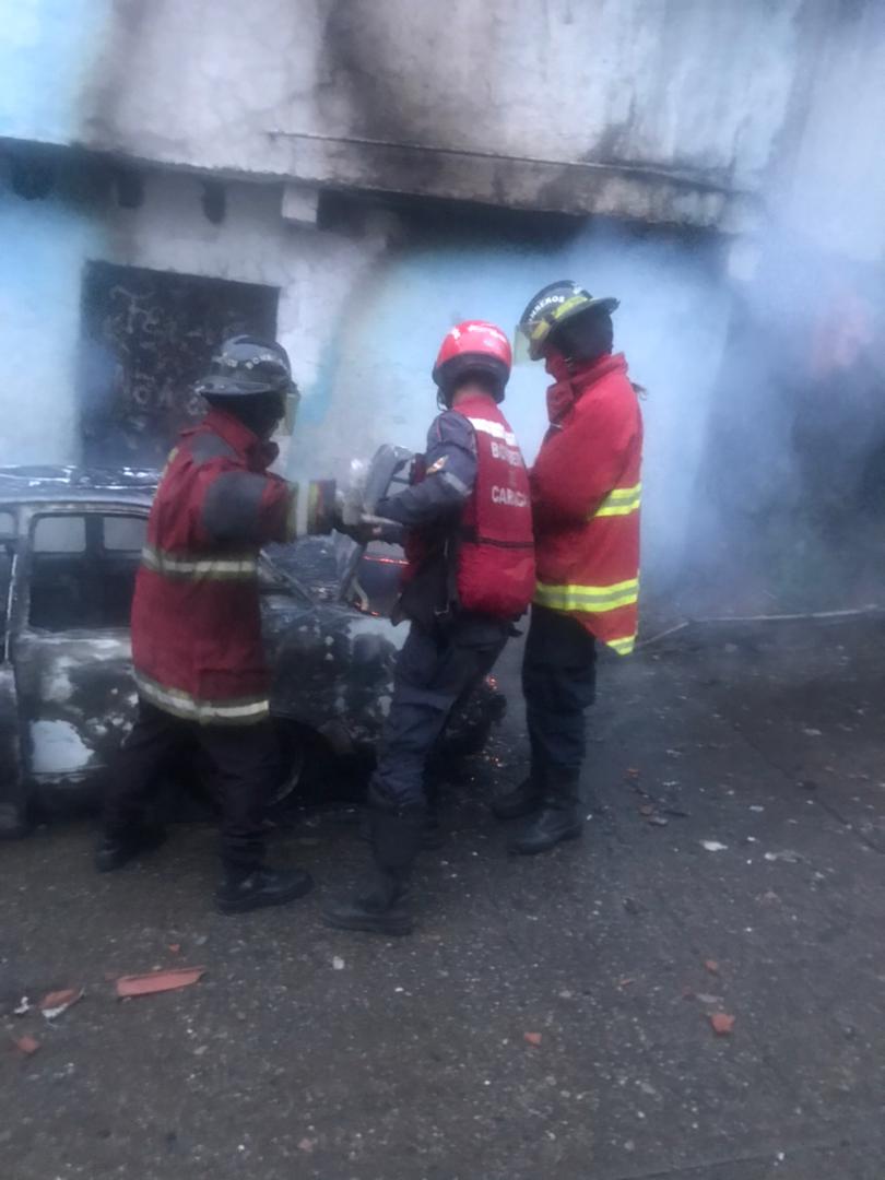 biquingo0's tweet photo. CUERPO DE BOMBEROS DE CARACAS.
 P/ el Valle,Barrio 5 de Julio, sector Cerro Grande
 Incendio que se origino en un vehículo de uso particular tipo Chevette,consumido en su totalidad,los realizaron las labores de combate y extinción de las llamas.y bajar la carga calorífica https://t.co/56eebtZXRI