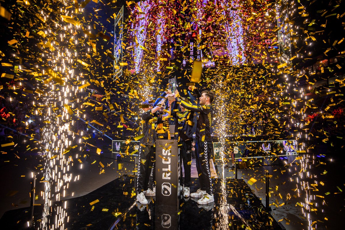 RocketBaguette's tweet photo. Il y a déjà une semaine, la @TeamVitality 🐝 a remporté les Worlds 2023 #RLCS. 🏆

Le second titre de Champions du Monde 🌍 pour le club français. 🇫🇷⭐️⭐️ https://t.co/NLL9d05wE8