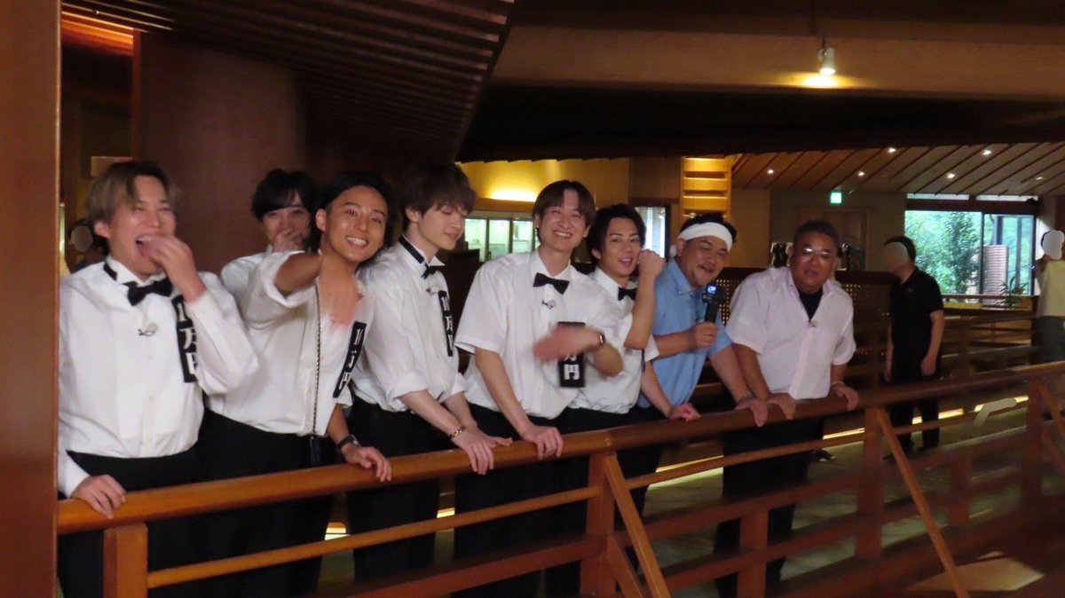 jumandekirukana's tweet photo. #10万円でできるかな
#キスマイサンド旅
#キスマイサンド思い出写真館
8/21(月)放送

完璧な構図で写真を撮ろうとするあまり
ロケの段取り無視の横尾さん。

そんな横尾さんをメンバーが
「早くこっちに来い！」と呼んでいます。

横尾さんから見るメンバーって
こんな表情なんですね。

撮影係：横尾 https://t.co/MUjVbfOIa2