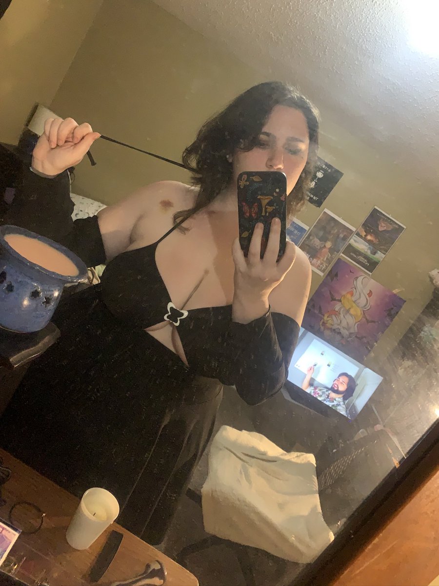 SophieInHeat's tweet photo. loving this top, it shows my marks so well ❤️❤️ https://t.co/ALQ5OrFMGp