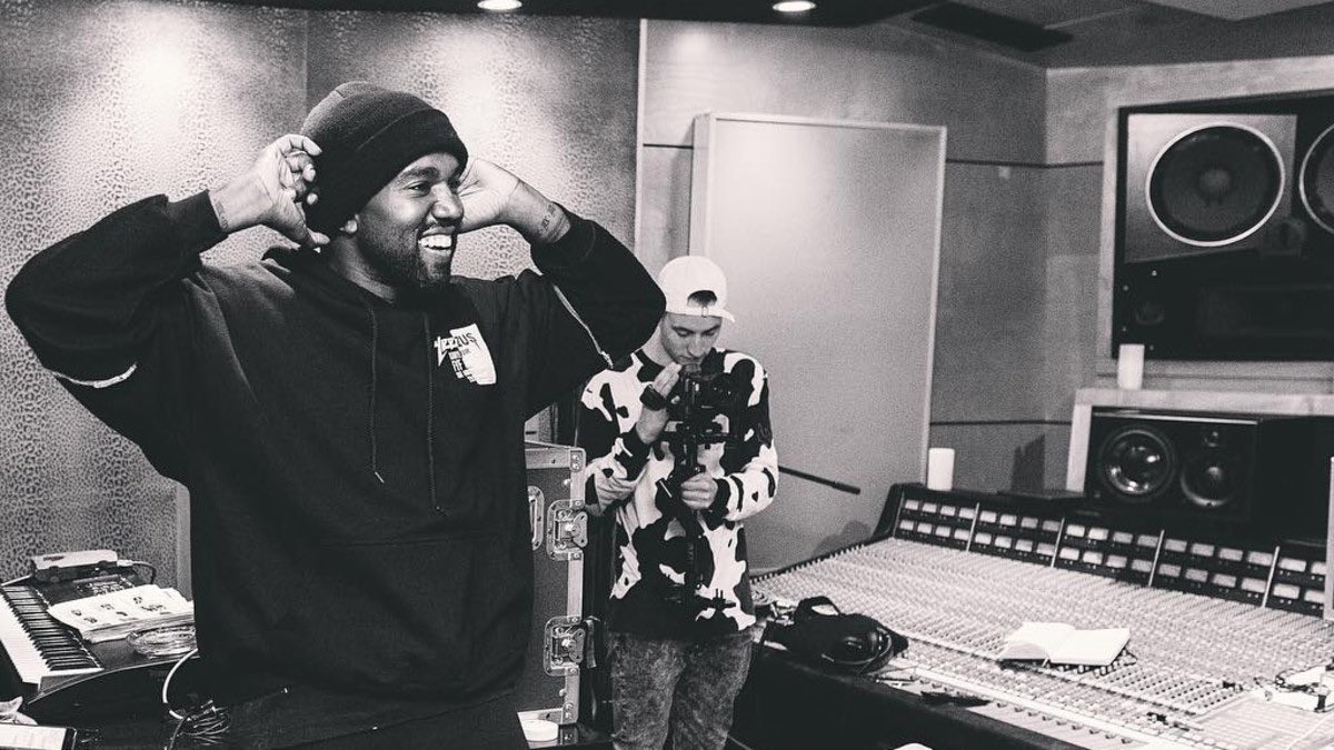kanyestreams1's tweet photo. Kanye West Daily Spotify Streams (Albums)

4.7M - Graduation
2.1M - The Life Of Pablo
2.0M - My Beautiful Dark Twisted Fantasy
1.7M - Watch The Throne
1.5M - Donda
1.5M - The College Dropout
1.5M - 808s & Heartbreak
1.4M - Yeezus
1.3M - Late Registration
1.1M - Ye
500K - Jesus Is King

The GREATEST discography of ALL time 🐐