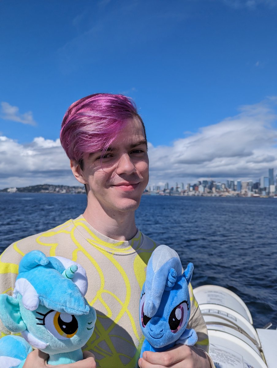 h20verdrive's tweet photo. On our vacation in Seattle before Everfree NW, we took the @symbiotestudios Trixie and Lyra My Little Pony plushes with us! They enjoyed the view from the Space Needle, a boat tour of the city, and even a Mariners game. https://t.co/AREoiGURlQ
