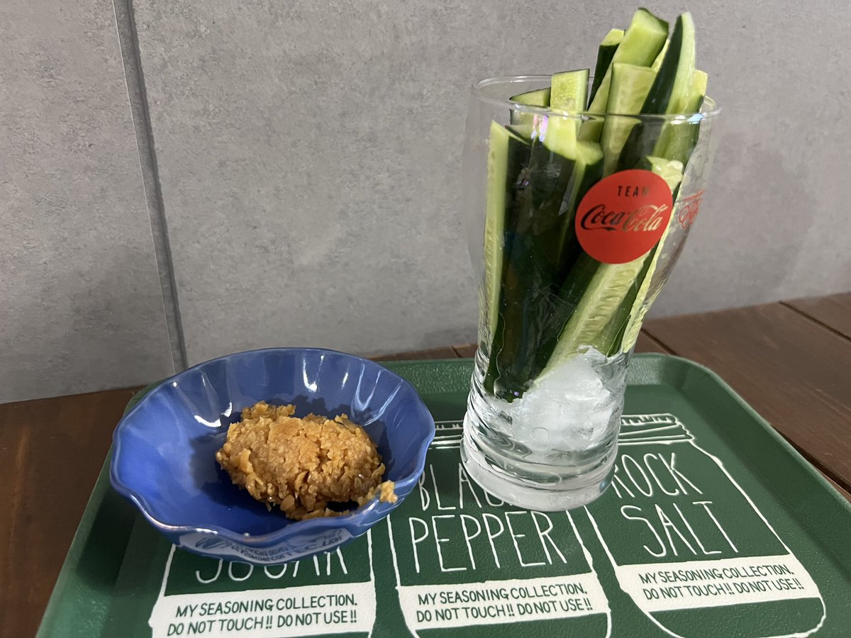 KUREYON35's tweet photo. 保育で行う調理体験とかは事前に家でもやるけど、ウチの娘は味噌作りが毎年恒例になってしまった😆
自家製味噌と自家製キュウリ。
うーん食育だ���� https://t.co/qSMJbeRTEL