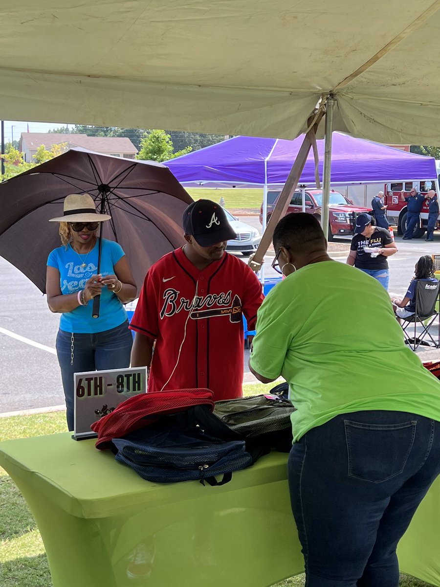 BACK 2 SCHOOL Community Event in collaboration with @catch23fdtn @MoneyyyMikeee @NeatRobinson! A huge shout out to @MichaelUps1983 and Walmart FC#4030 for providing bags filled with supplies for students and teachers! @HenryCounty @HenryCountyBOE @HenryCoPolice @HCSOGA 🫱🏾‍🫲🏾