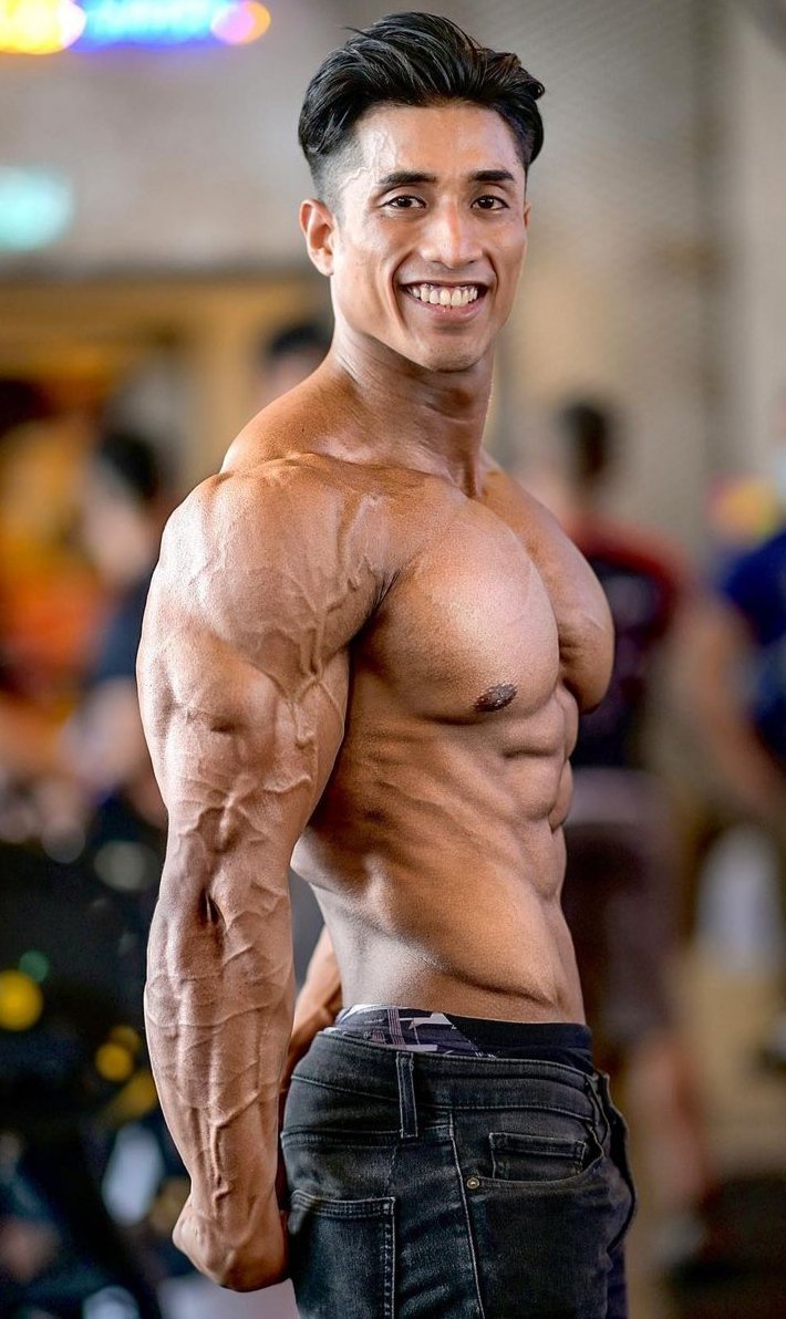 AmazingMuscular's tweet photo. Muscle hunk in jeans...... https://t.co/tMfvNatIzq