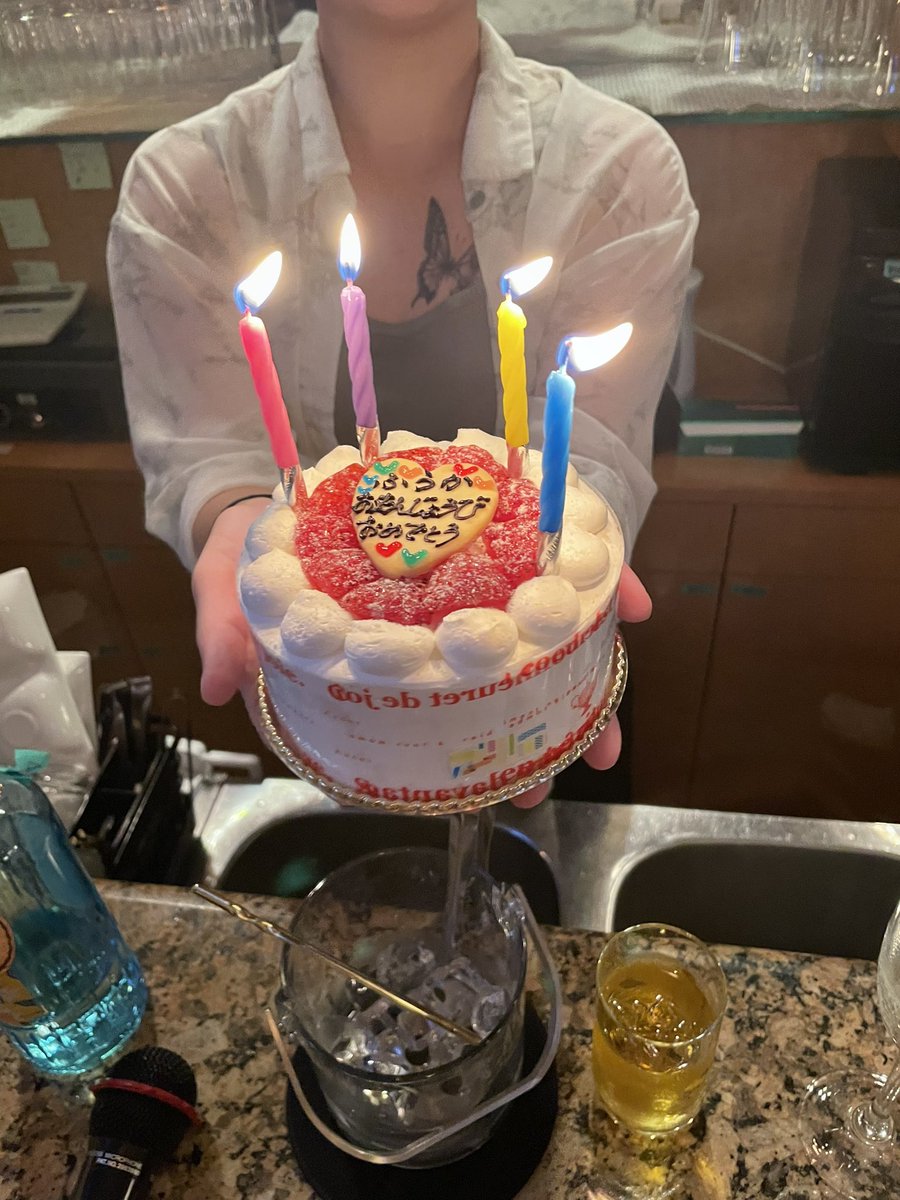 twinkle_sub23's tweet photo. もう最後は彼氏のおうち帰ってきたら私達がお出かけしてる間にお友達が協力してくれてプレゼントと壁に写真飾ってくれててもう号泣だた🥲
本当にありがとう🥺🫶🏻 https://t.co/4tp04CzDtJ