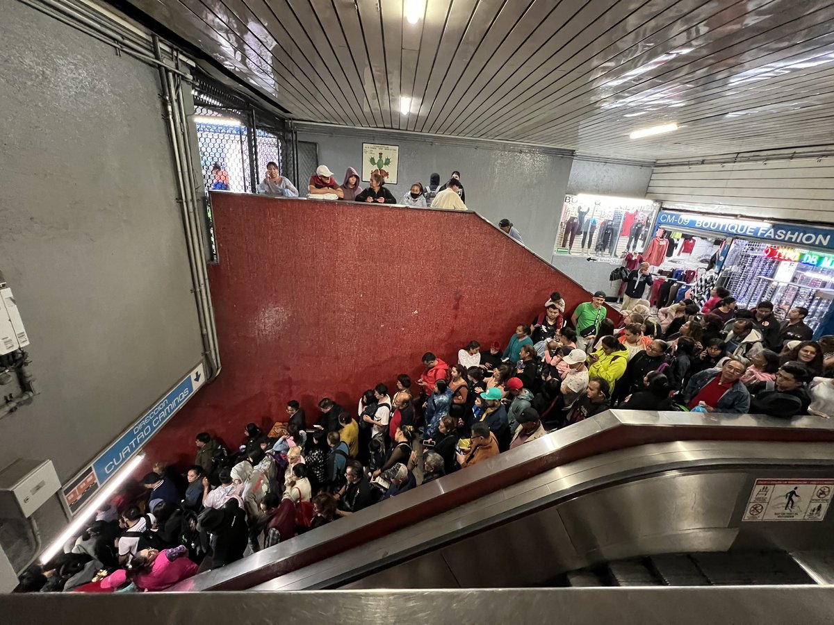 jcelforestal's tweet photo. Poca lluvia o mucha lluvia, para las fallas y demoras en el @MetroCDMX siempre hay justificación. Ni siquiera se puede acceder. https://t.co/UAyhYQHOIE