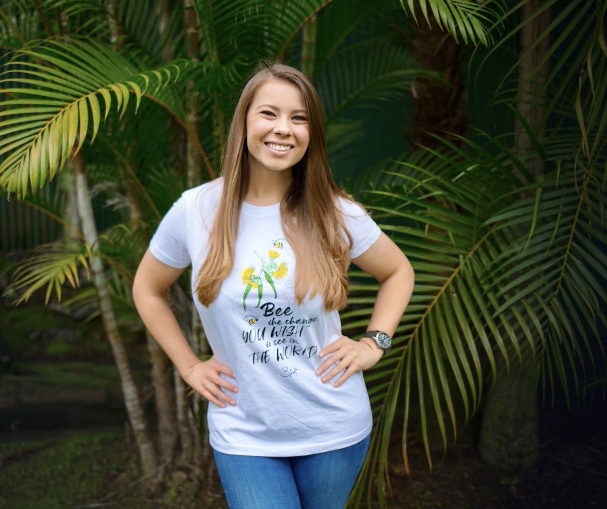 Kids can celebrate #NationalHoneyBeeDay with this awesome t-shirt! We ship worldwide! shop.australiazoo.com.au/collections/ap…