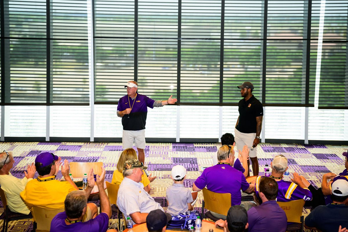 Thank you to all of the former players and their guests for coming to attend the open player practice today. #tigerforlife 🐯 @CoachBrianKelly @FrankWilson28 @LSUfootball