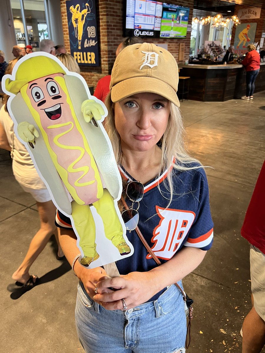 bho52's tweet photo. Always a tremendous blessing to see my good friend Mustard (fastest throat rocket in the world). Hopefully he is fast enough to come say hi to @cshillz too. #wesomedogs 🌭 https://t.co/XBaztuyszW