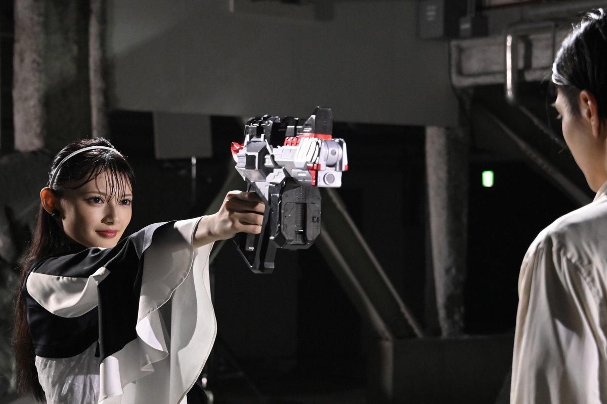 krGEATS_toei's tweet photo. コン！
48話「創世Ⅹ：ツムリの鎮魂歌」ご視聴ありがとコン🦊

英寿が撃たれて最大の不幸へ…。
このバッドエンドを覆すのは残された者たち🦊
強い願いを抱いて、いざ勝ち切ってみせてコン🦊

最終話「黎明Ⅰ：ここからがハイライトだ！」もお楽しみに🦊

#仮面ライダー���ーツ
https://t.co/f1qRxk0KC0 https://t.co/lF8A53o6IE