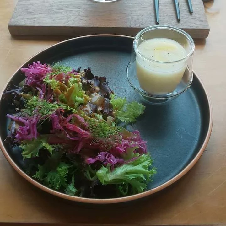spacelonewolf's tweet photo. 昨日のランチ。
1枚目:和牛ハッシュドビーフともち麦ご飯
2枚目:八丁味噌ドレッシングのサラダ
3枚目:ビール(キリンブラウマイスター)
どれも上品なお味。美味しゅうございました。
#シモキタフロント
#flightlounge
#下北沢 https://t.co/Ts5UzeVvQq