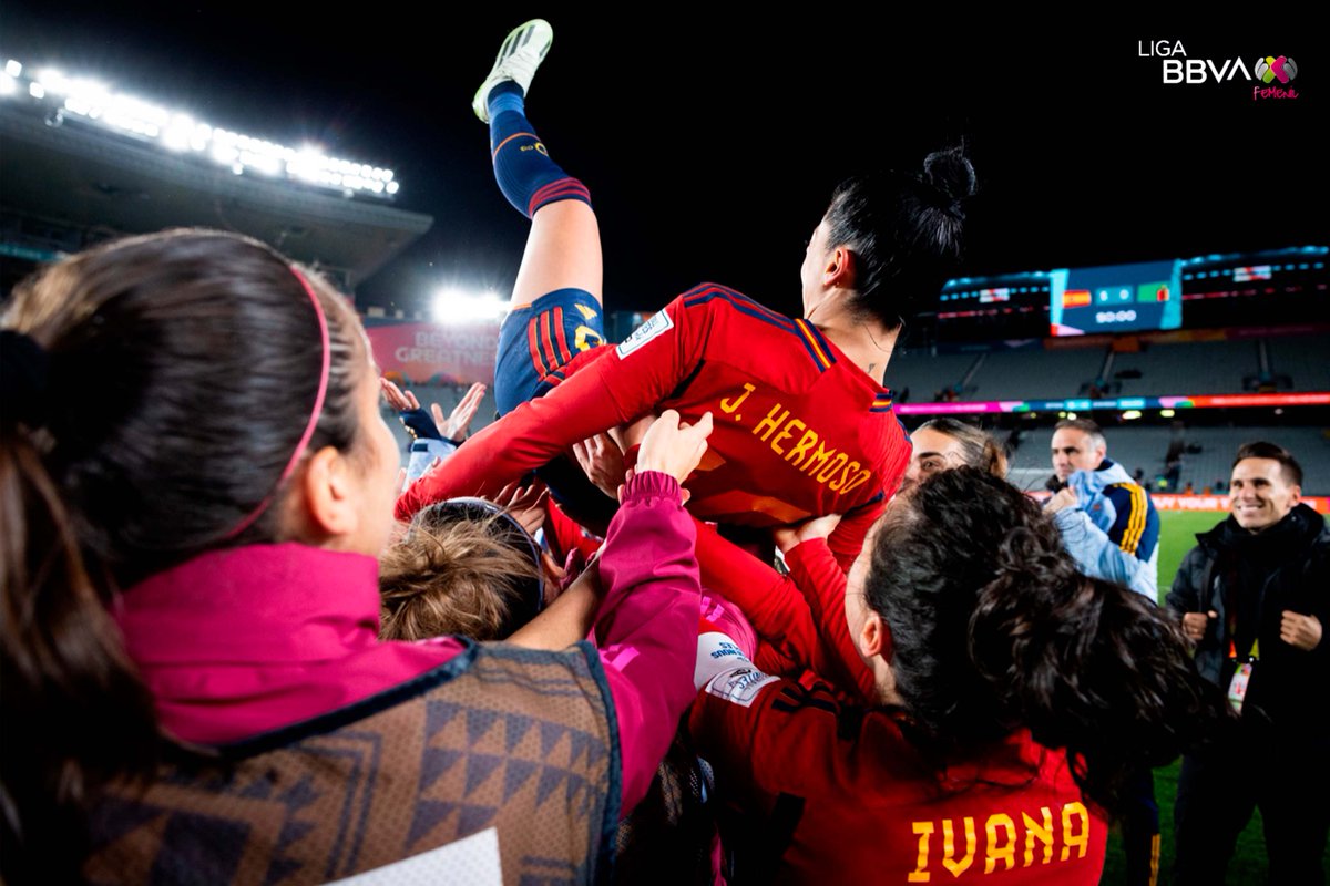 LigaBBVAFemenil's tweet photo. 😌 Este post es para 3 cosas: 

1. Desearle mucho éxito a nuestra jugadora 𝕵𝖊𝖓𝖓𝖎 𝕳𝖊𝖗𝖒𝖔𝖘𝖔, en la Gran Final de la #FIFAWWC.👑

2. Recordarles no perderse la Gran Final de #FIFAWWC.☕

3. Decirles que no cabemos de emoción y felicidad por nuestra 10 de @TuzosFemenil. 😍 https://t.co/L2dhoHneXR