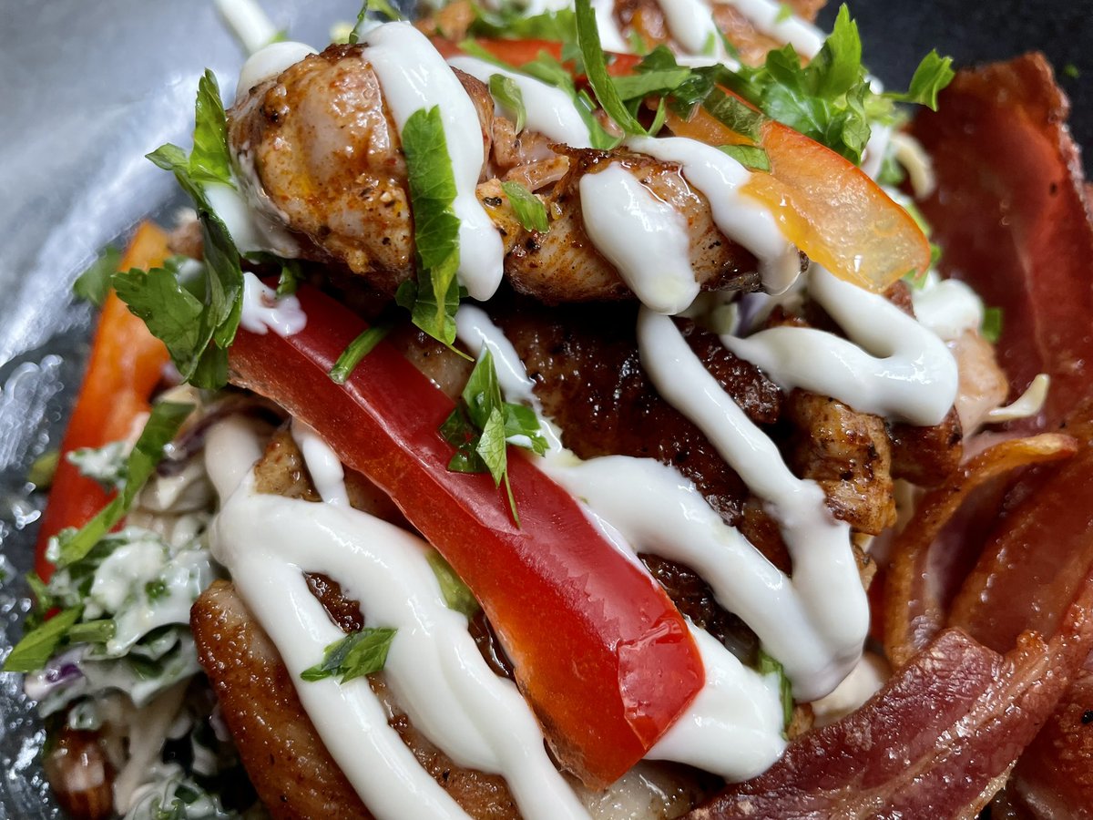 NatashaBarret18's tweet photo. Pre exhibition sustenance today at Mezze Bar π΄βοΈ
#mezzebar #chicken #bacon #coleslaw #kale #Auckland #lunch https://t.co/TVSTLcLbqG