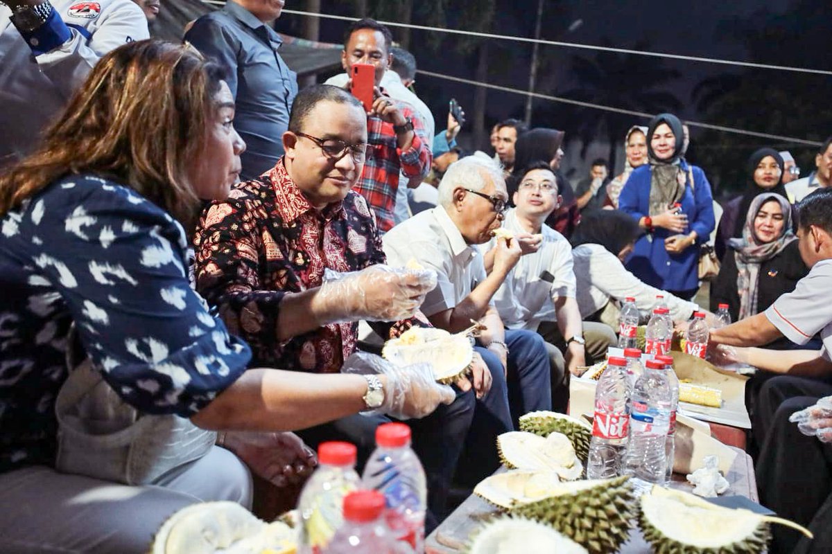 aniesbaswedan's tweet photo. Bagian paling menyenangkan setiap silaturahmi ke berbagai daerah: JAJAN. 😁
Ini daftar wisata kuliner dan belanja oleh2 saya ketika ke Jambi kemarin:
1. Kopi Ahien,
2. Duren Tugu Juang,
3. Hellosapa,
4. RM AC Andoenk,
5. Teh Telur & Sate Padang Eddy,
6. RM Saoenk Kito,
7. Toko Batik Jambi Melati Putih.

Hari ini saya ke Semarang, ada rekomendasi jajan apa?
