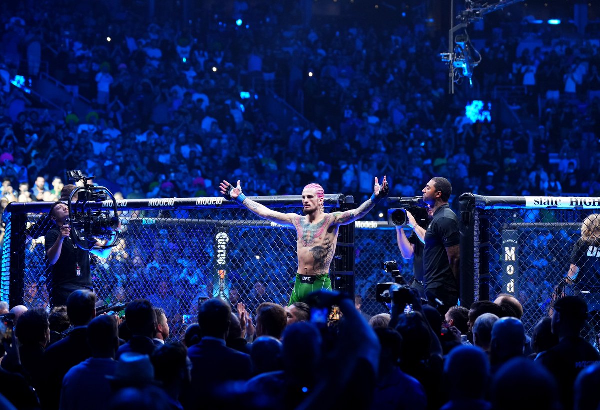 ufcontnt's tweet photo. What a moment for 𝕊𝕌𝔾𝔸! 🍿

@SugaSeanMMA 

#UFC292 https://t.co/9ZFsRapqz8