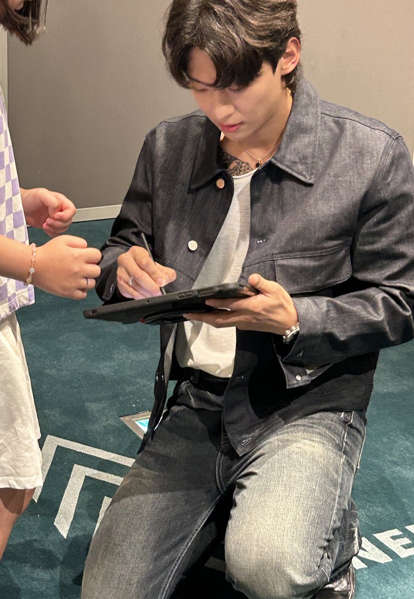 이사진
여자의 무엇을 자극함 .....