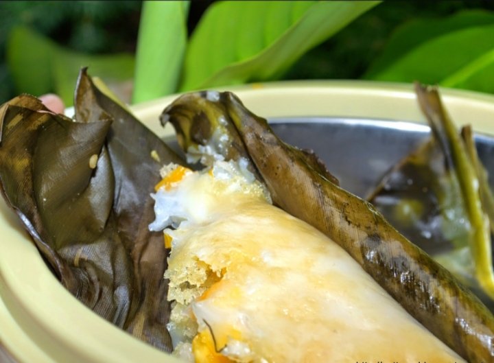 Rajini_rao63's tweet photo. #Kayikadubu or #Pathol as it is known on #Maharastra/Karn borders is a mild sweet dish made with rice dumplings stuffed with jaggery/coconut mix wrapped in turmeric leaves and steamed. 
Light, delectable, the aroma of turmeric adding to the taste. Try it https://t.co/L8cVtBuaHI