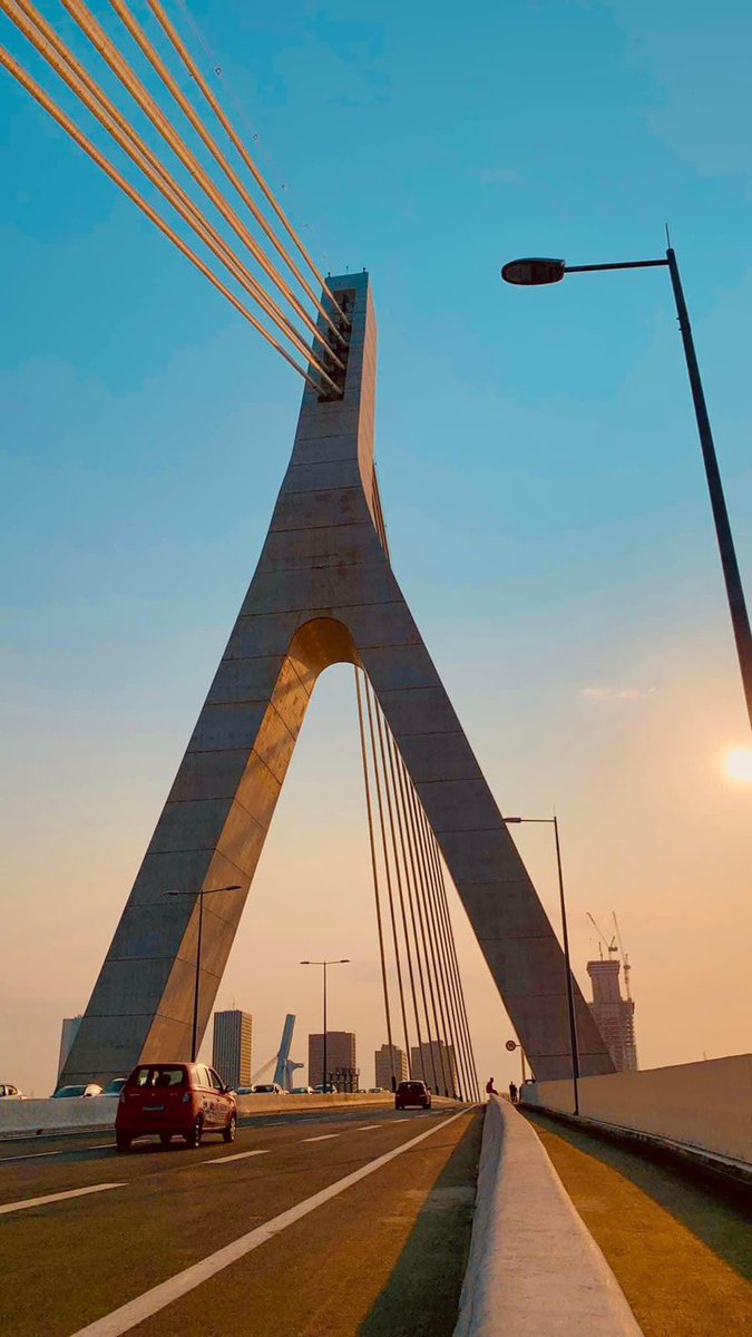 Certes, le pont est beau, mais tout ce cirque, qui s’y déroule depuis quelques jours, déshonore les ivoiriens.

Il y a longtemps, que la CIV est moderne, on ne devrait plus être en train de se donner en spectacle sur un pont. 

Ivoirien n’est pas gawa. 
Ne gâtez pas notre nom.