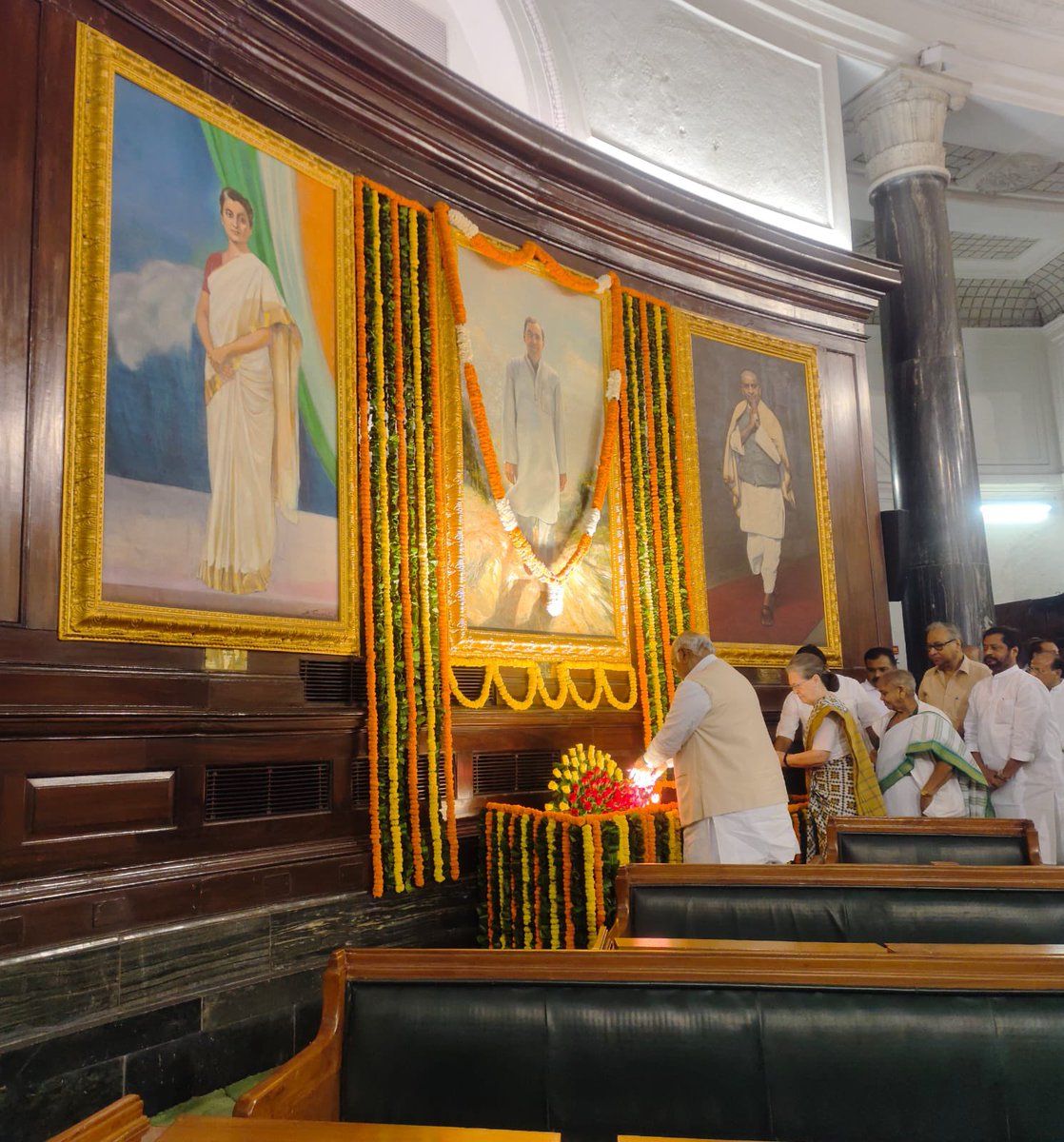 kharge's tweet photo. भारत रत्न राजीव गाँधी जी की जयंती पर हमने उन्हें भावभीनी श्रद्धांजलि अर्पित कर, उनके अतुलनीय योगदान को याद किया। 

प्रधानमंत्री के रूप में शानदार कामकाज से उन्होंने दुनिया के शीर्ष नेताओं में अपनी जगह बनाई।

21वीं सदी के भारत के निर्माण में राजीव जी ने अद्वितीय भूमिका का निर्वाह किया। 

वे डिजिटल इंडिया के शिल्पकार थे। उनके दूरसंचार और आईटी क्रांति व कंप्यूटरीकरण कार्यक्रम ने भारत को दुनिया के अग्रिम पंक्ति के देशों में खड़ा किया और लाखों युवाओं को रोज़गार मिला। 

उनके कई हस्तक्षेप जैसे मतदान की उम्र कम करना, पंचायती राज को मजबूत करना, निरंतर शांति समझौते कर सद्भाव स्थापित करना, लोकतंत्र की मज़बूती का माध्यम बनें। आज जब देश पंचायती राज स्थापित होने के 30 साल मना रहा है, तब हमें सोचना होगा कि कितने अनगिनत लोगों को इस दूरगामी कदम से राजनीति में प्रवेश मिला। 

राजीवजी ने समाज के सभी तबकों के कल्याण को ध्यान में रख कर अपने शासनकाल में 11 नीतियां बनायी। इसमें नयी शिक्षा नीति, आवास नीति, नई स्वास्थ्य नीति, नयी सिंचाई नीति प्रमुख है। कई संस्थाओं की स्थापना की। पीने का पानी, टीकाकरण, साक्षरता, बाढ़ नियंत्रण, खाने के तेल, दुग्ध उत्पादन और टेलीकॉम पर टेक्नालाजी मिशन बनाया।

एक सच्चे देशभक्त को हम नमन करते हैं।