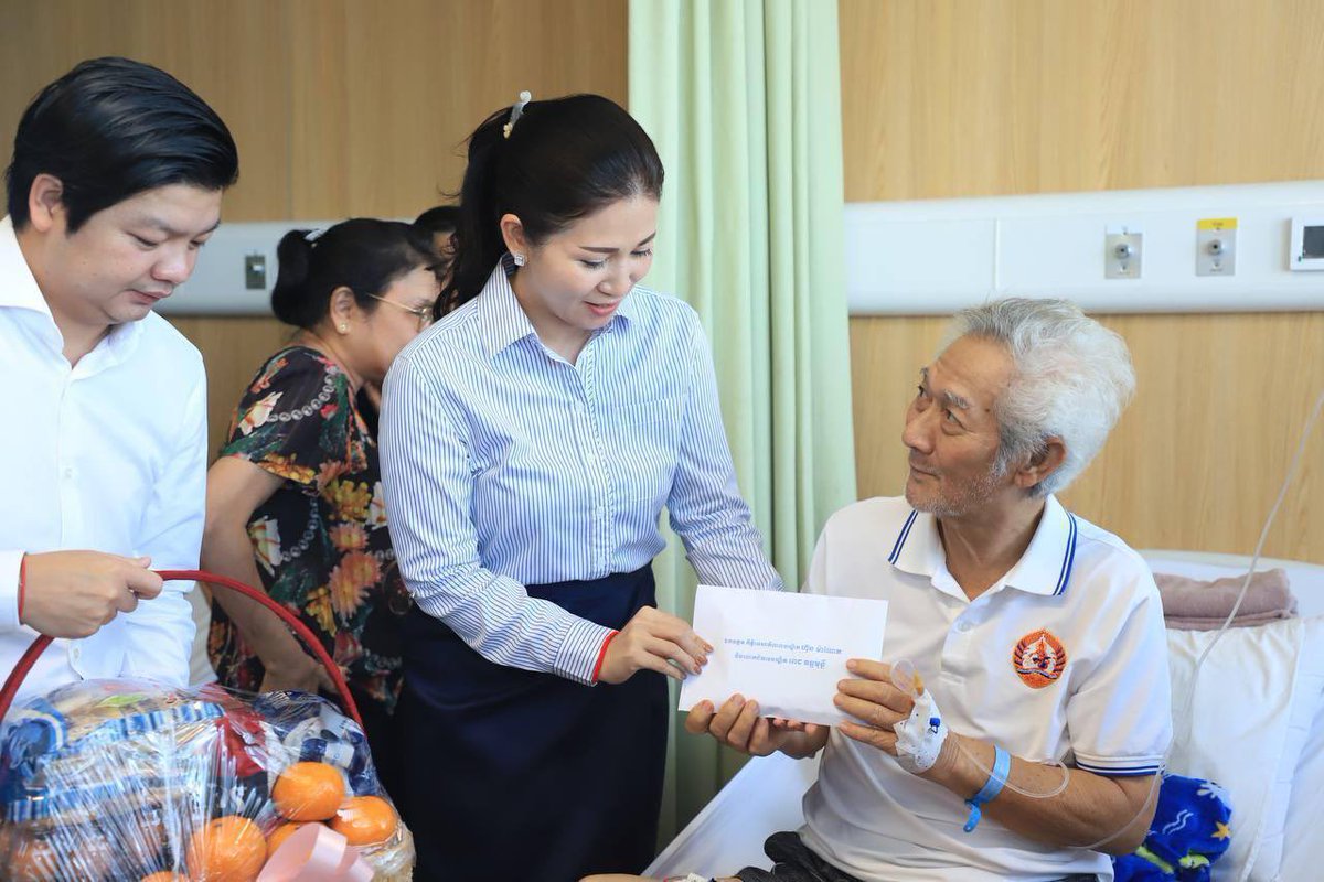 Dr_Hunmanet_PM's tweet photo. លោកគ្រូព្រឹទ្ធាចារ្យ ក្បាច់គុនល្បុក្កតោខ្មែរ ស៊ាន គឹមសៀន បានធ្លាក់ខ្លួនឈឺ និងបញ្ជូនចូលសង្គ្រោះបន្ទាន់នៅមន្ទីរពេទ្យមិត្តភាពកម្ពុជា-ចិន ព្រះកុសម: ។ ដោយទទួលបានការយកចិត្តទុកដាក់ដ៏ខ្ពង់ខ្ពស់ពីសំណាក់រាជរដ្ឋាភិបាល ដឹកនាំដោយសម្តេចតេជោ រួមជាមួយក្រុមគ្រូពេទ្យជំនាញក្នុងការព្យាបាល ធ្វើឱ្យស្ថានភាពជំងឺរបស់លោកគ្រូព្រឹទ្ធាចារ្យ បានធូរស្រាល និងចាកចេញពីបន្ទប់សង្គ្រោះបន្ទាន់ហើយ ។

ទន្ទឹមនឹងនេះ ឯកឧត្តមកិត្តិទេសាភិបាលបណ្ឌិត ហ៊ុន ម៉ាណែត ក៏បានចាត់លោកជំទាវ ដាំ ដារីនី និងក្រុមការងារចុះសាកសួរសុខទុក្ខ និងនាំយកថវិកាមួយចំនួនចូលរួមឧបត្ថម្ភលោកគ្រូព្រឹទ្ធាចារ្យផងដែរ ។

លោកគ្រូព្រឹទ្ធាចារ្យ ស៊ាន គឹមសៀន និងក្រុមគ្រួសារ បានថ្លែងអំណរគុណយ៉ាងជ្រាលជ្រៅចំពោះឯកឧត្តមកិត្តិទេសាភិបាលបណ្ឌិត ហ៊ុន ម៉ាណែត និងលោកជំទាវបណ្ឌិត ពេជ ចន្ទមុន្នី ព្រមទាំងគោរពជូនពរ ឯកឧត្តមកិត្តិទេសាភិបាលបណ្ឌិត ហ៊ុន  ម៉ាណែត ជានាយករដ្ឋមន្រ្ដីនៃកម្ពុជា នីតិកាលទី ៧នៃរដ្ឋសភា បន្ដដឹកនាំព្រះរាជាណាចក្រកម្ពុជា ឆ្ពោះទៅកាន់សុខសន្តិភាព វឌ្ឍនភាព និងភាពសម្បូរសប្បាយរុងរឿងជានិច្ចនិរន្តរ៍តរៀងទៅ ៕

#TYDA #ហ៊ុនម៉ាណែត #Hunmanet #កម្ពុជា #Cambodia